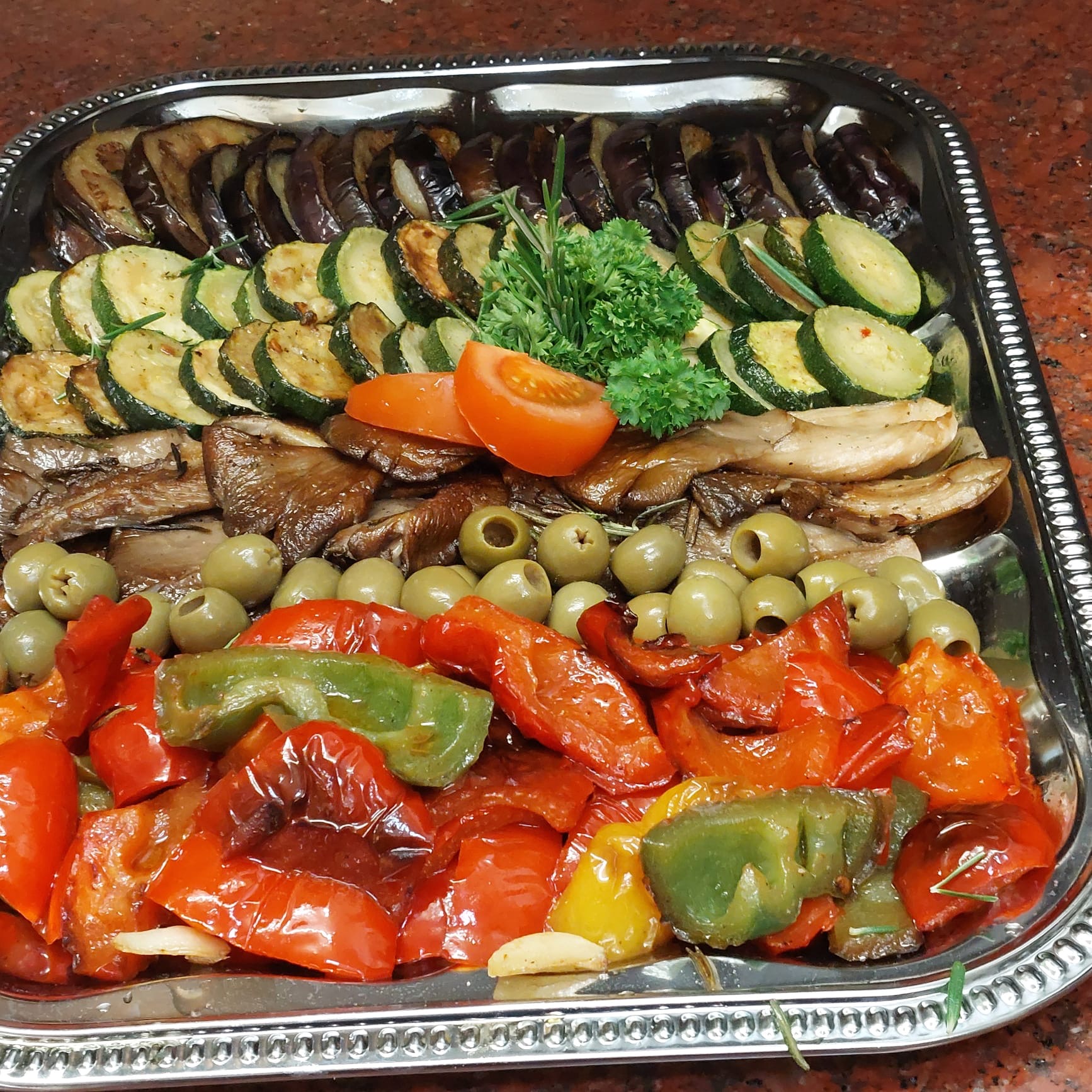 Mediterrane Antipastiplatte mit Gemüse und Oliven