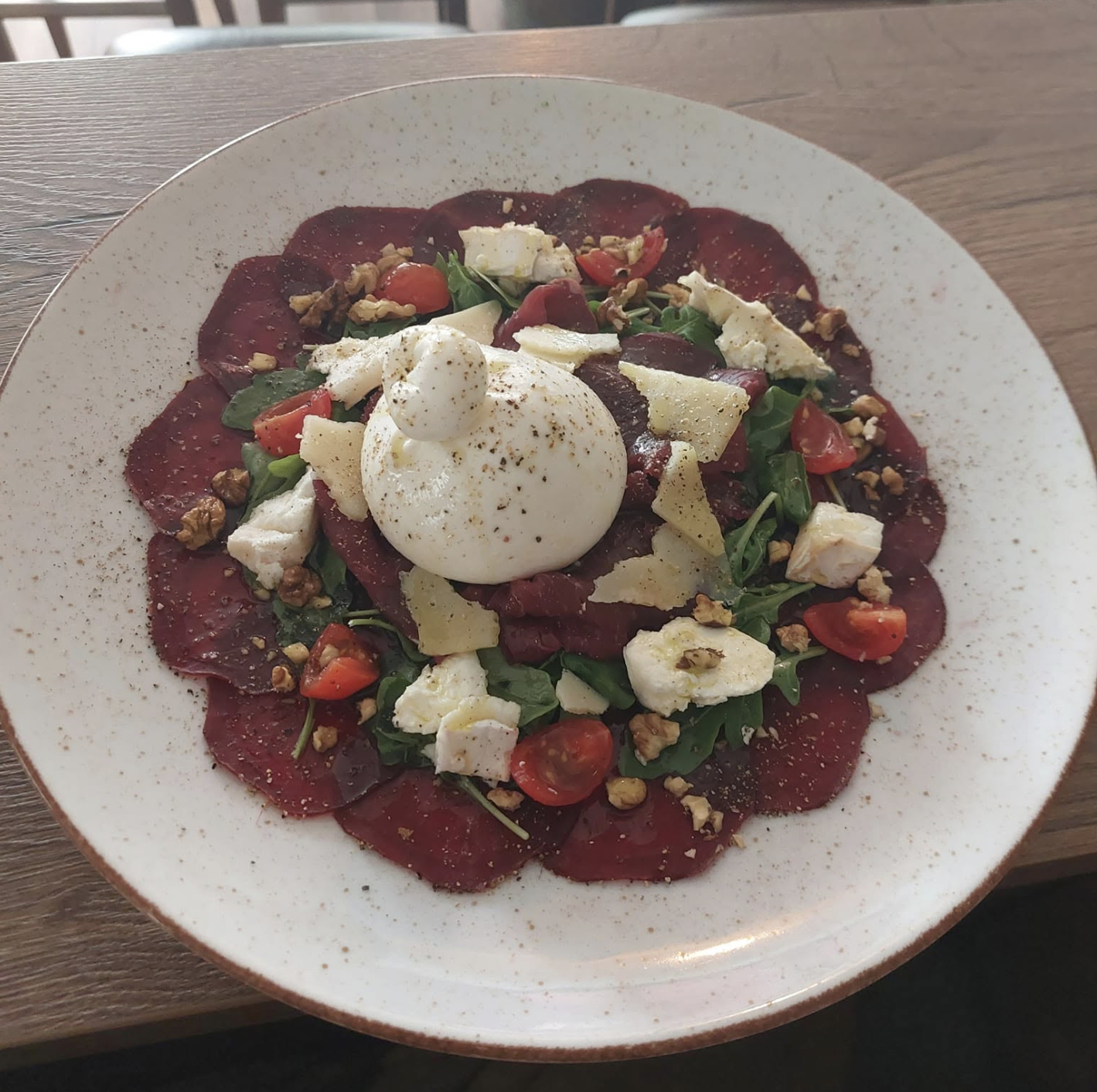 Vorspeise mit Rucola, Käse und Tomaten