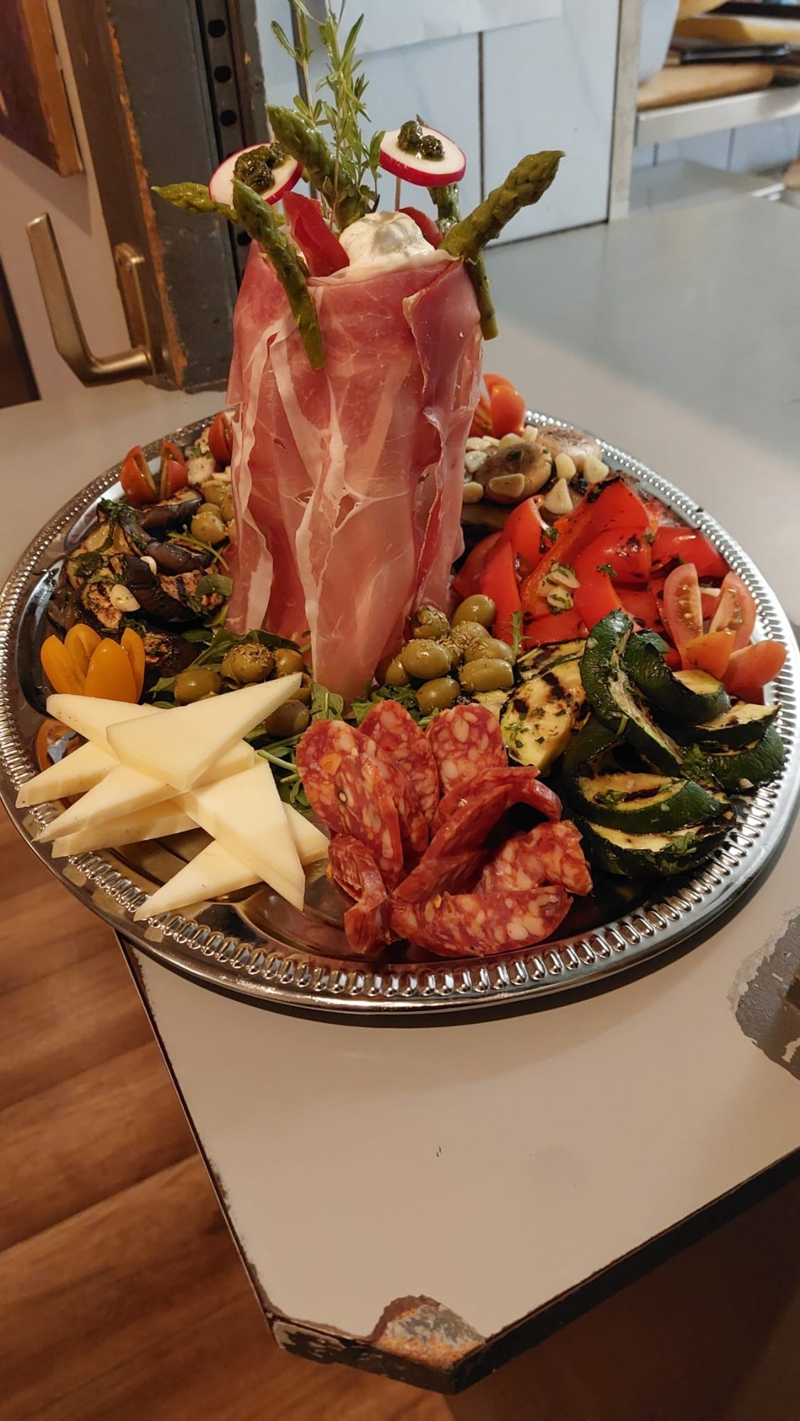 Antipasti mit Gemüse, Käse und italienischem Schinken