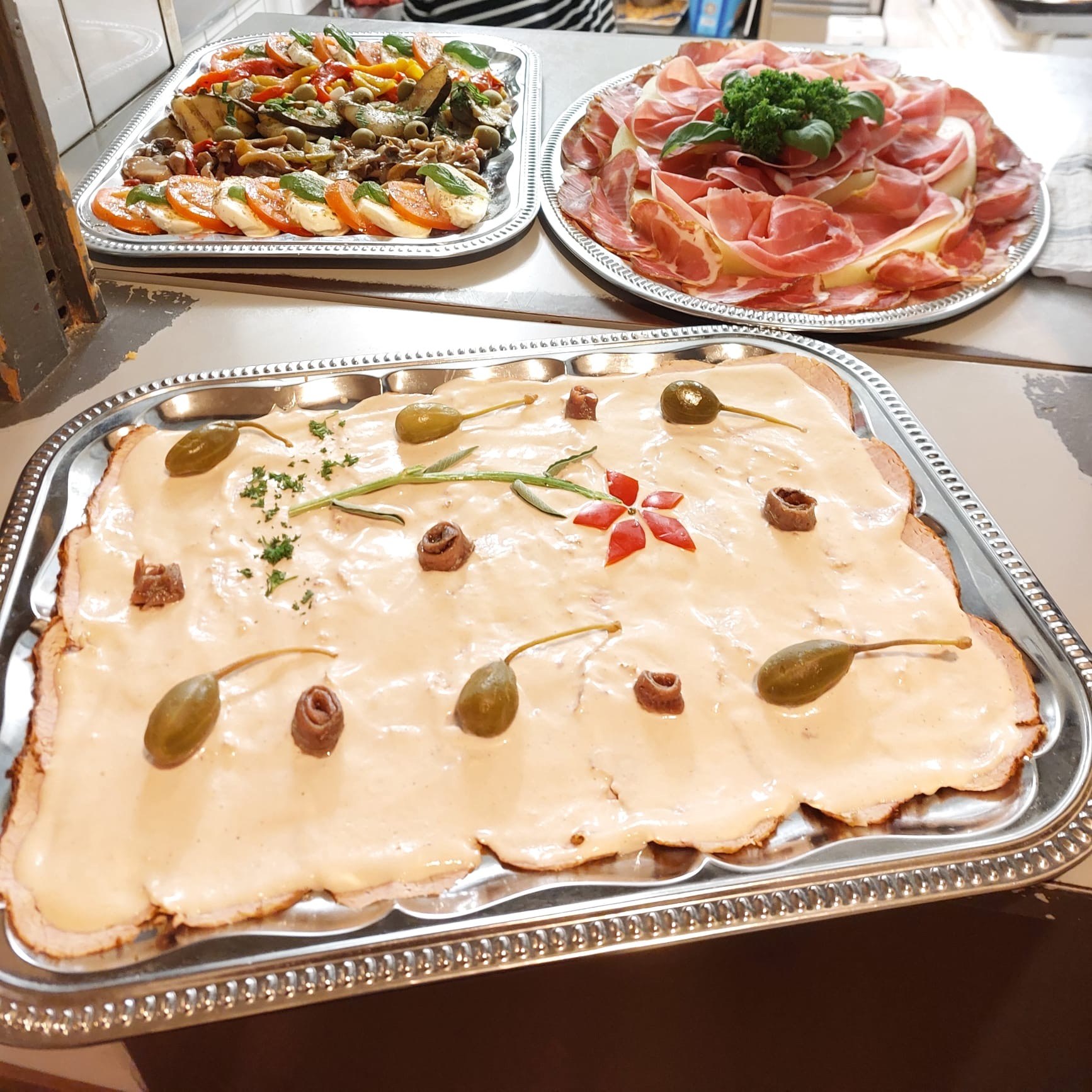 Italienische Vorspeisen auf großen Platten